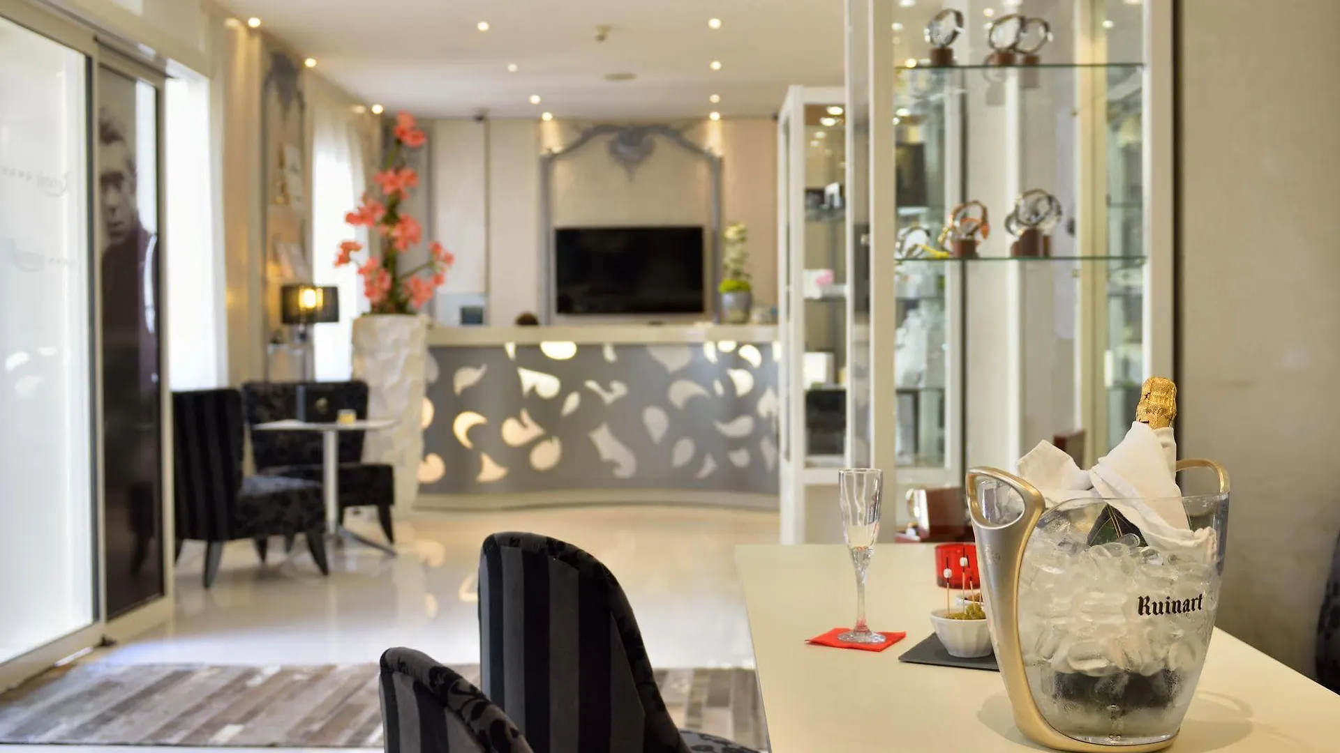 ****  Hotel Renoir Cannes France