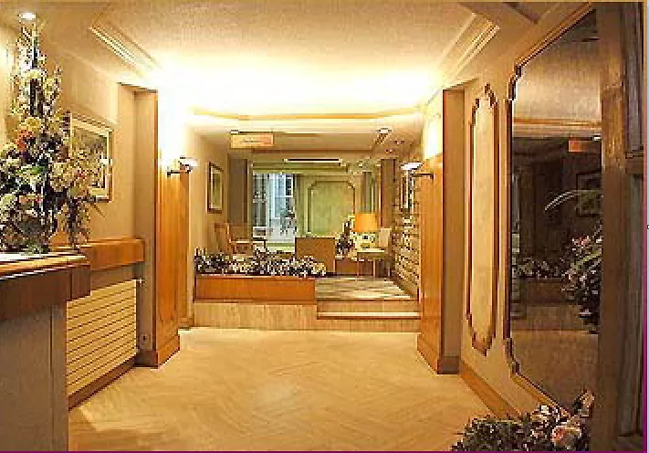 Hotel Renoir Канны