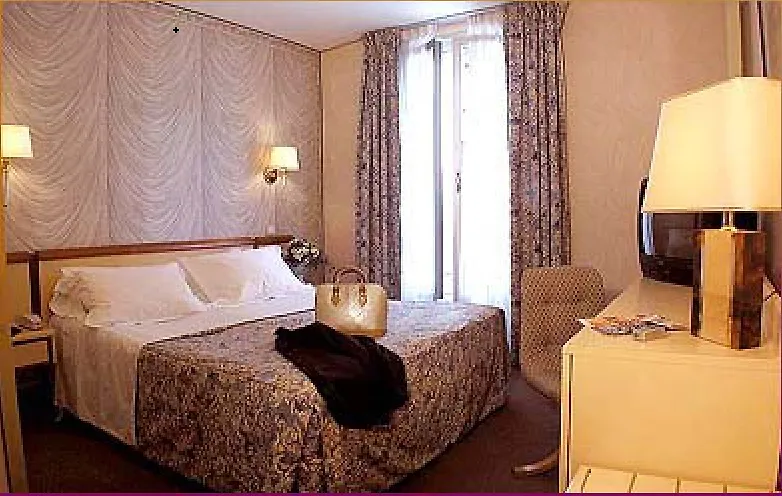 Hotel Renoir Канны Франция