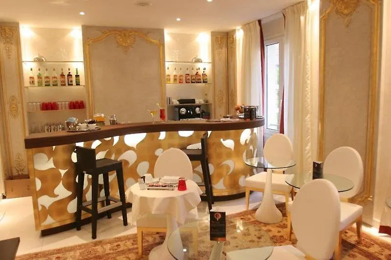 Hotel Renoir Канны