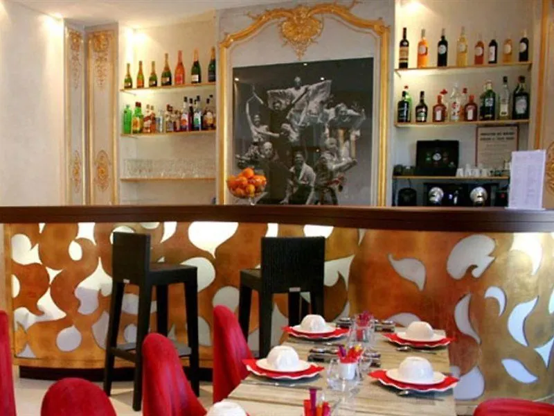****  Hotel Renoir Канны Франция