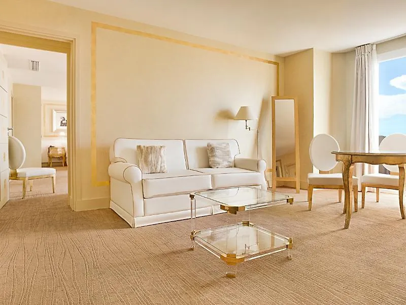 ****  Hotel Renoir Канны Франция