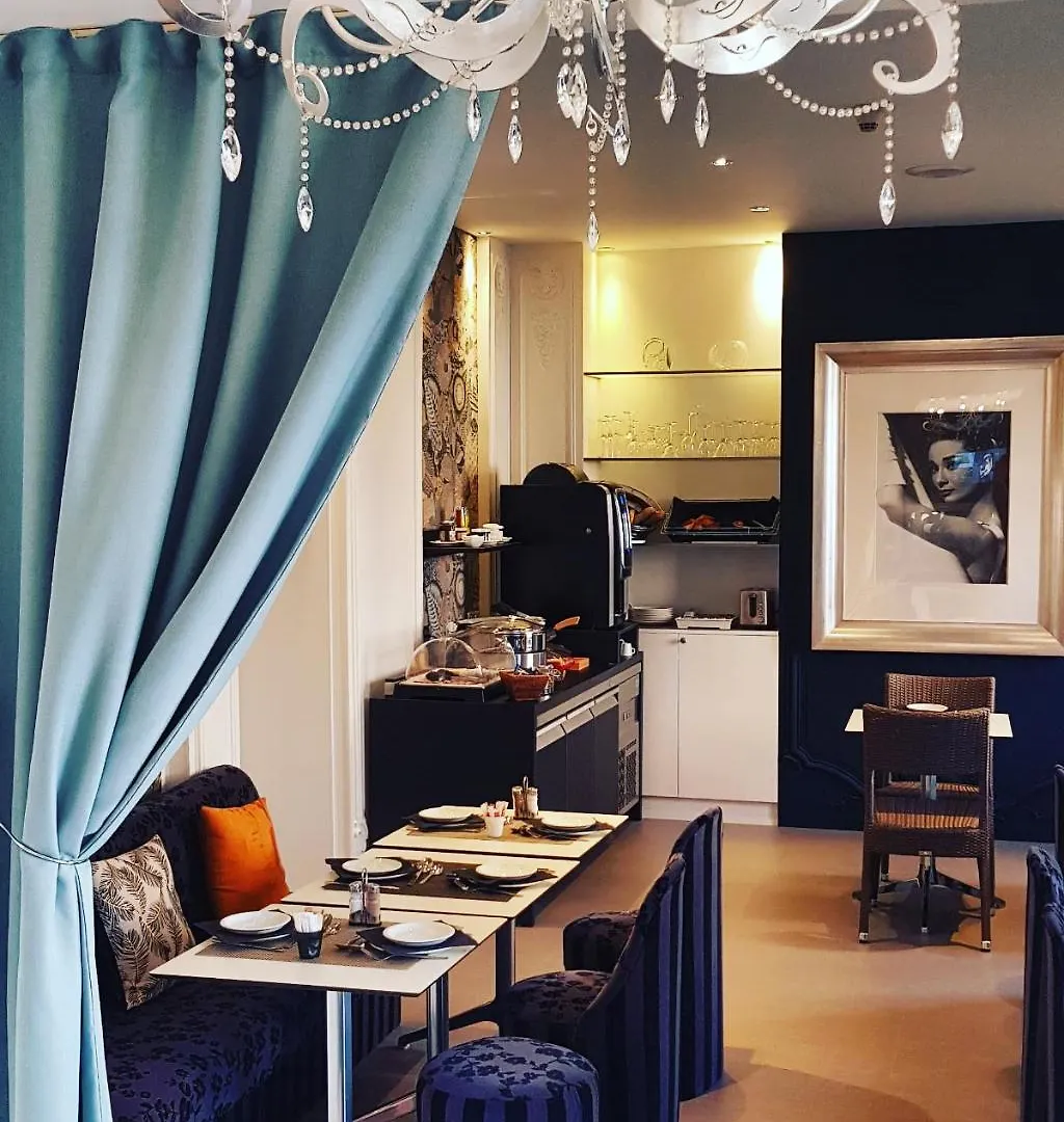 Hotel Renoir Канны