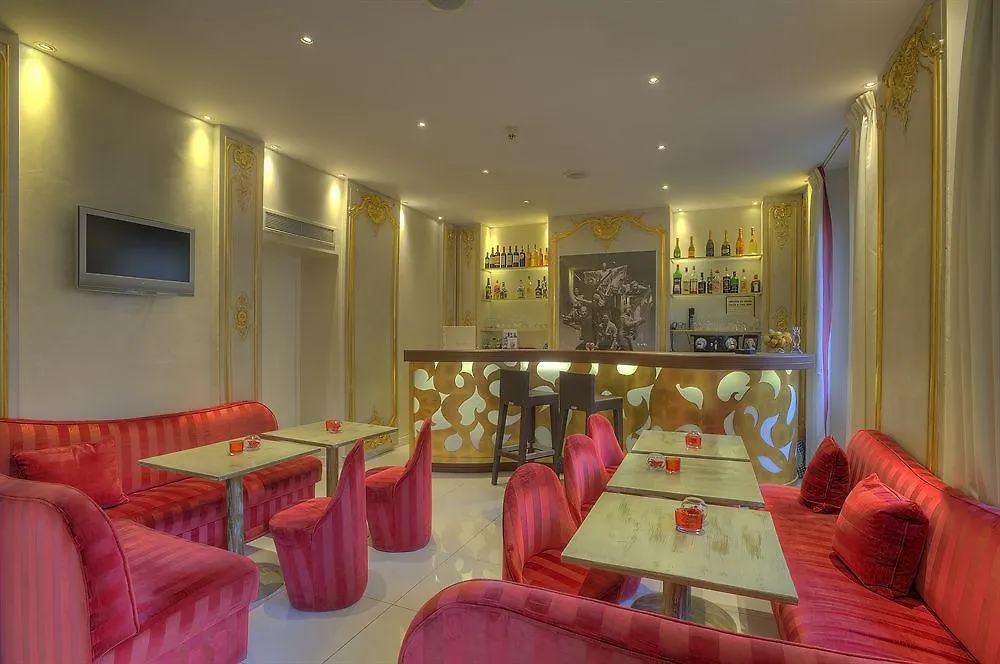 Hotel Renoir Канны
