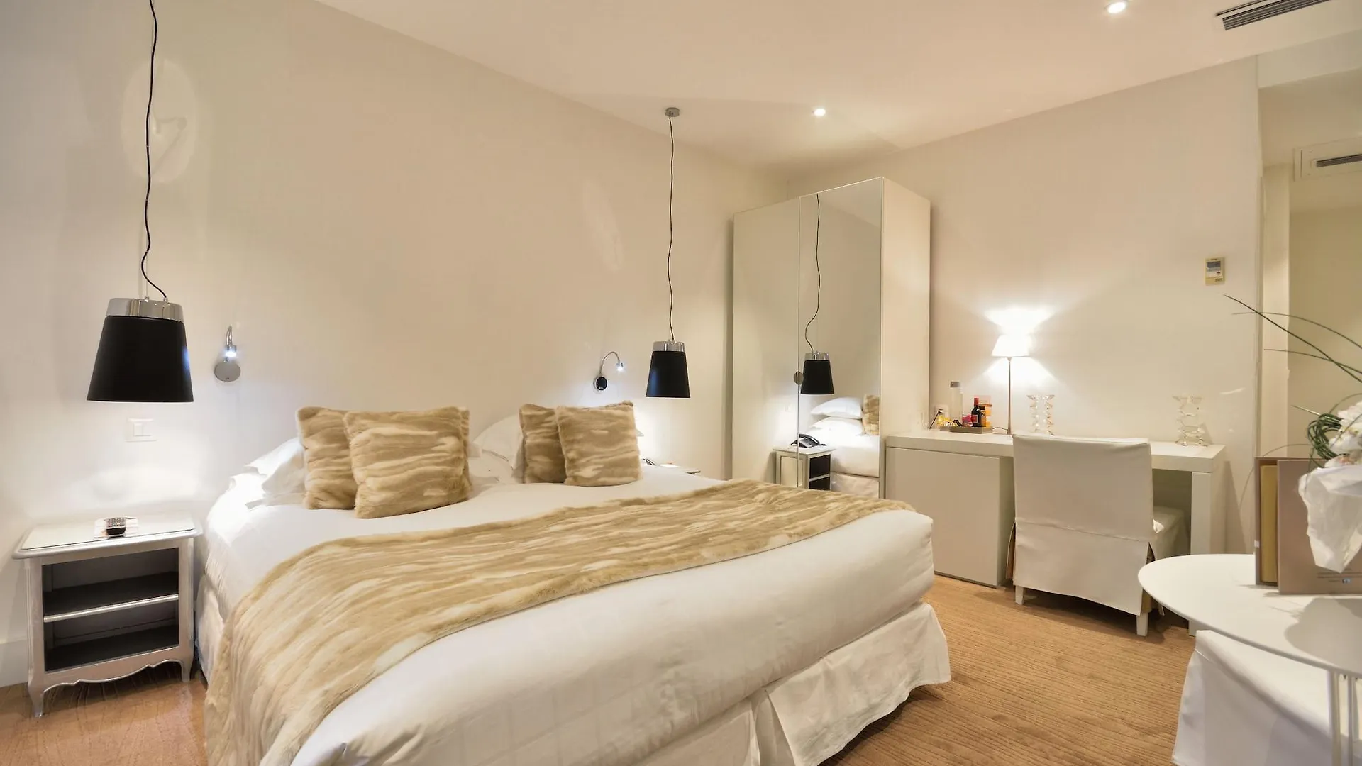 Hotel Renoir Cannes 4*,